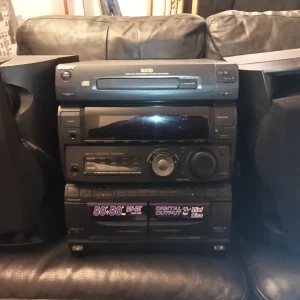 Sony cd o bandspelare med original grejerna till med fjärrkontroll  - Fint skick 