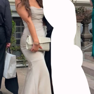 Balklänning  - Säljer min fina balklänning som enbart är använd en gång från dresssroom! Den är i storlek 32-34 men jag själv är en 36 och den passar även mig! Jag är 167