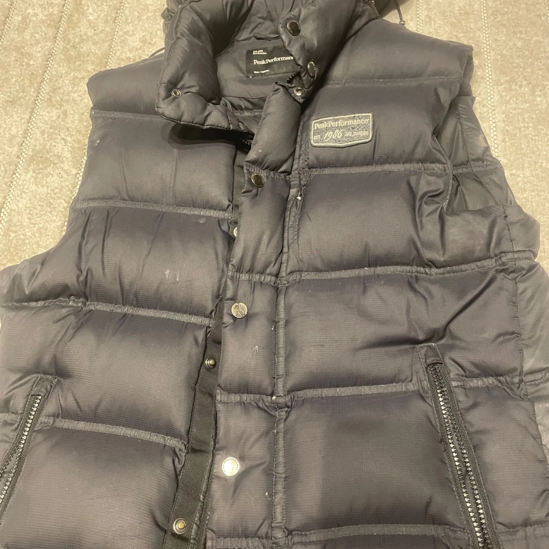 Svart dunväst från Peak Performance