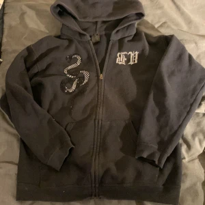 Bvaldi tröja  - Svart bvaldi tröja med orm som passar ungefär 160-170. Alla stenar är kvar förutom några få på bv loggan som syns på bild 2. Hör av dig vid minsta fundering 