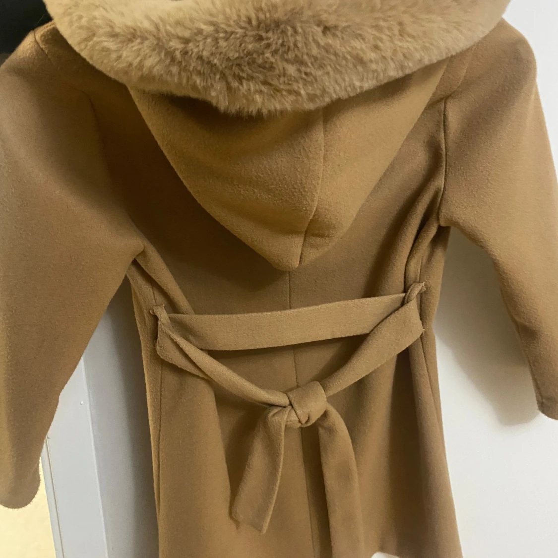 Beige kappa med pälsdetaljer - 4