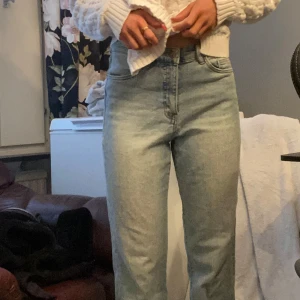 Ljusblå jeans - Snygga ljusblå jeans från Denim 1953 med hög midja och en klassisk straight fit. Dom är jättesköna då dom inte sitter så tight och är även ganska stretchiga.