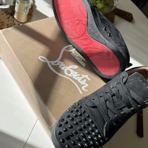 Louboutin skor - Säljer dessa sjukt feta Louboutin-skor – en riktig statement-piece! Skorna är använda och har lite kärlek kvar att ge. De kan behöva en snabb rengöring och har en liten skada längst fram på vänstra skon, men det är enkelt att fixa med lite lim. Passa på att äga ett par ikoniska designerdojor till ett riktigt bra pris! (Skorna är inte äkta)