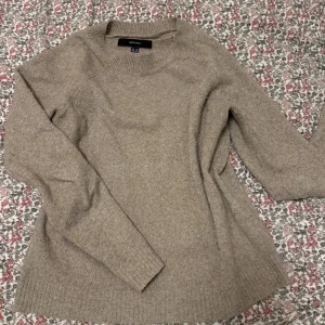 Stickad tröja  - Stickad beige tröja från Vero Moda, storlek Xs. Fint skick. 100 kr