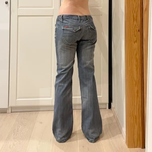 Lågmidjade bootcut/slim jeans🤩 - Midja 40 cm rakt över, gren 18 cm o innerben 80 cm🤩Jae 169 o xs-s för referens o de är pytte stora i midjan. Märkta W29 men sitter som en S. Slitna vid hälarna 