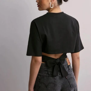 Nelly topp med knytning  - Säljer den här fina toppen ifrån Nelly med knytning vid ryggen