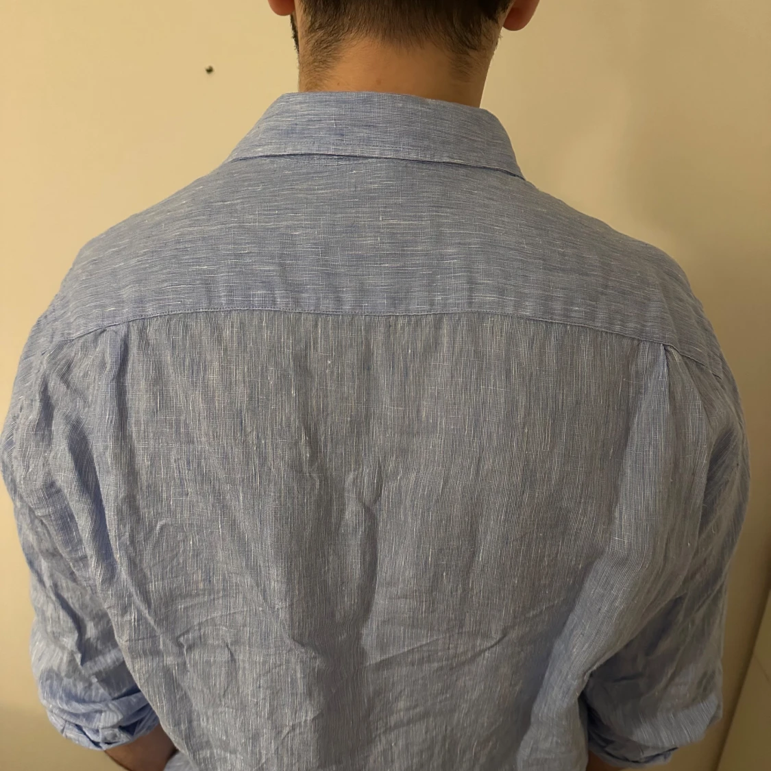 Ljusblå linneskjorta från Mango - 1