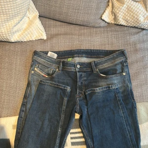 Blå jeans från Diesel - Snygga blå jeans från Diesel. Jeansen har en bra passform. De har en diskret broderad detalj på bakfickan. sjukt snygga. Nypris 1400kr. Säljer för 500kr då skicket är som nytt