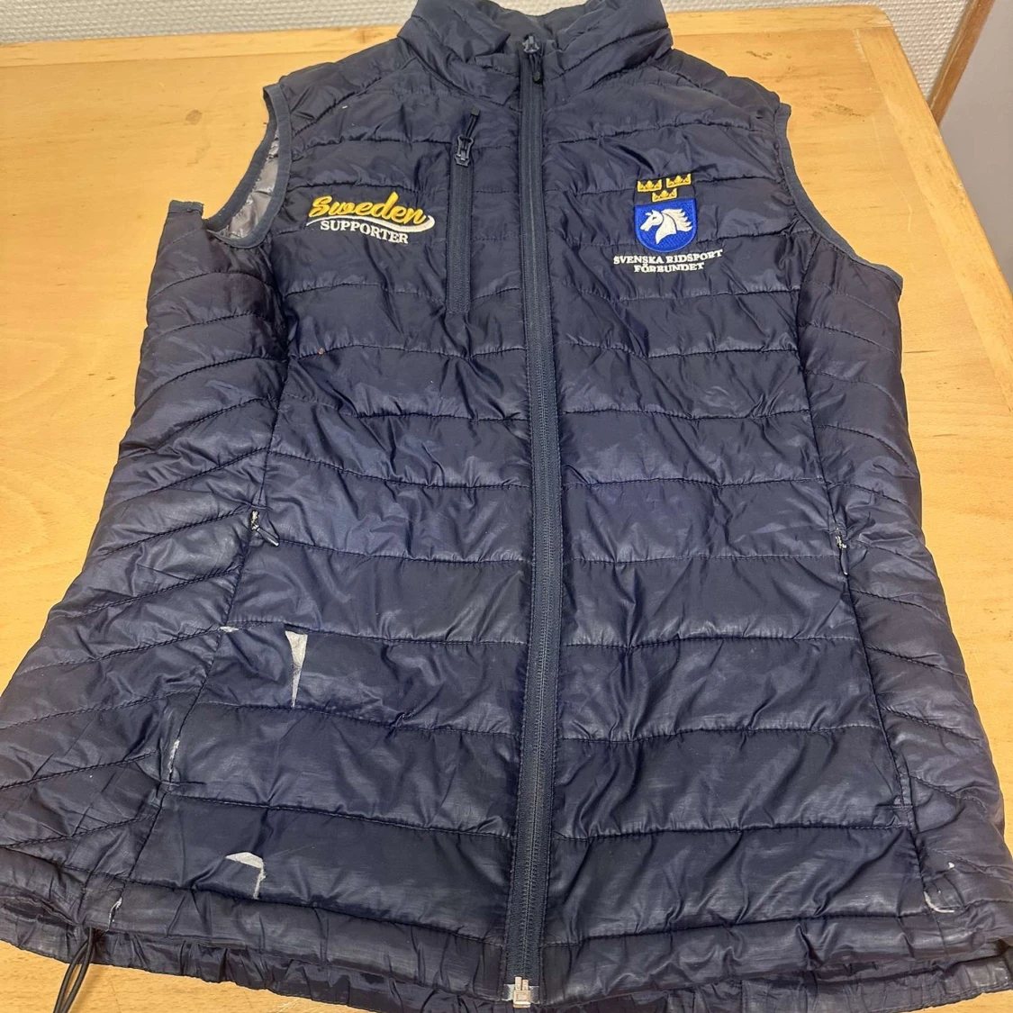 Mörkblå quiltad väst från svensk ridsport 