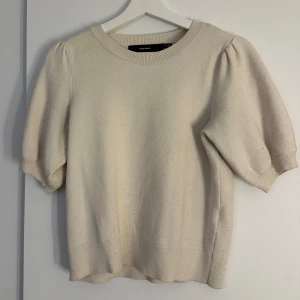 Beige sticksd tshirt  - Från veromoda. Använd men i bra skick utöver att den är lite nopprig där nere