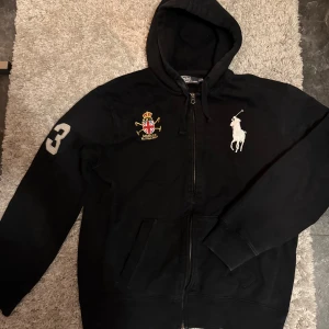 Ralph lauren zip hoodie - Säljer en zip hoodie från Ralph Lauren med en vintage look. Hoodien är storlek xxl men sitter som en L. Bara att höra av sig vid fler frågor!