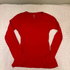 Röd långärmad tröja - Säljer en röd långärmad tröja från märket Cubus. Storlek M. Tröjan är enkel och stilren, perfekt för vardagsbruk. Den har en normal passform och är tillverkad i ett mjukt material. Tröjan har defekter (kolla bilder) men inget man märker vid användning. Bra skick. 