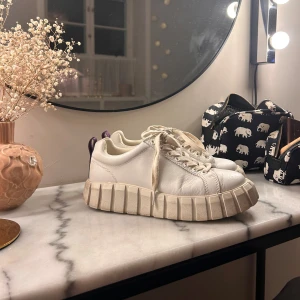 Eytys sneaker - Säljer ett par vita sneakers från Eytys! Dessa är i storlek 40 men relativt små, passar mig som brukar ha 39. Skriv privat för fler foton! Perfekta till studenten👩‍🎓👩‍🎓☺️