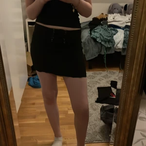 Svart kjol från HAVE - Snygg svart kortkjol från HAVE med cool snörningsdetalj framtill.Den var förut en lång kjol men har gjort om den till en kort kjol💕