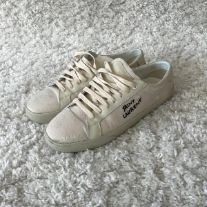 Saint Laurent skor - Gör intressekoll på mina saint Laurent skor, mycket fint skick. Storlek 42 passar 43, dustbag medföljer. Nypris ca 7000. Kom med bud!🙌🏽