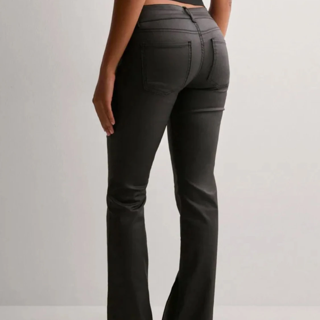 Svarta bootcut byxor med fickdetaljer - 1