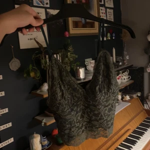 Grönt spetslinne - Säljer ett snyggt grönt spetslinne som jag aldrig använt eftersom jag personligen inte trivs i för korta toppar🫶🏼Linnet har smala axelband och en vacker spetsdesign