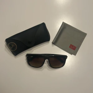 Rayban Boyfriend - Svarta Rayban Boyfriend med mörkbrunt glas. De är knappt använda och är i riktigt bra skick. Orginal fodral och putsduk ingår.
