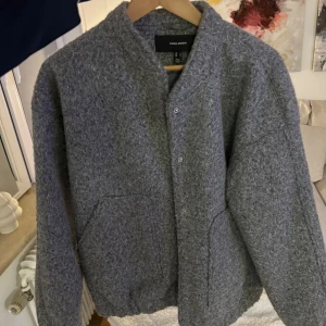 Vero Moda jacka - Stilren grå fluffig jacka, använd ett fåtal gånger.