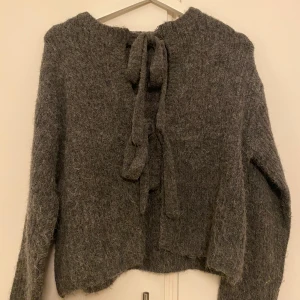 Grå rosett tröja  - Super fin rosett tröja från Gina tricot💗💗