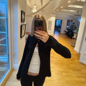 Svart kofta från Saint Tropez - Super fin svart kofta från Saint Tropez i xs. Verkligen så fin och passar till typ allt!! Helt oanvänd💘