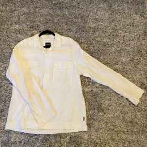 Vit overshirt från Only & Sons - Säljer en stilren vit overshirt från Only & Sons i ett litet tunnare tyg. Perfekt lager-på-lager-alternativ när det är lite varmare ute och passar till många olika outfits. 499:- nypris. Om du önskar ytterligare info eller specifika bilder så är det bara att skriva 🙏