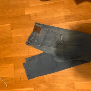 Blå jeans från Replay - Super snygga replay jeans👖Dem är 34/34 och sitter super bra på mig ( jag är 185) lite stora i midjan bara men med ett bälte så sitter dem susen🤩 kontakta mig i dm för frågor eller om prisförslag❗️📩 kan gå ner i pris vid snabb afär💰