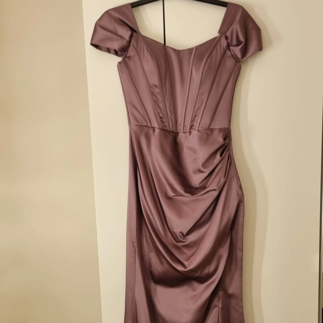 Lila långklänning med snörning