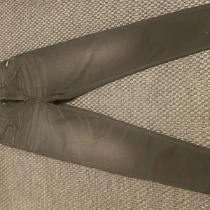 Replay jeans  - Snygga svarta replay jeans med en stilren passform. Byxorna är aldrig använda, skick 10/10                     Frågor och funderingar är de bara att hojta till! 