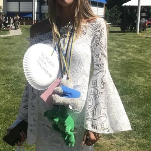 Studentklänning - Elegant vit studentklänning med offshoulder-design och vida ärmar. Perfekt för somriga tillfällen med sin luftiga och stilrena look. Klänningen har ett vackert spetsmönster från PM retro och är endast använd under utspringet. 