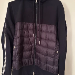 Moncler cardigan  - Moncler cardigan. Storlek M. Färg navy blue. Skick 9/10. Pris 3890kr. 