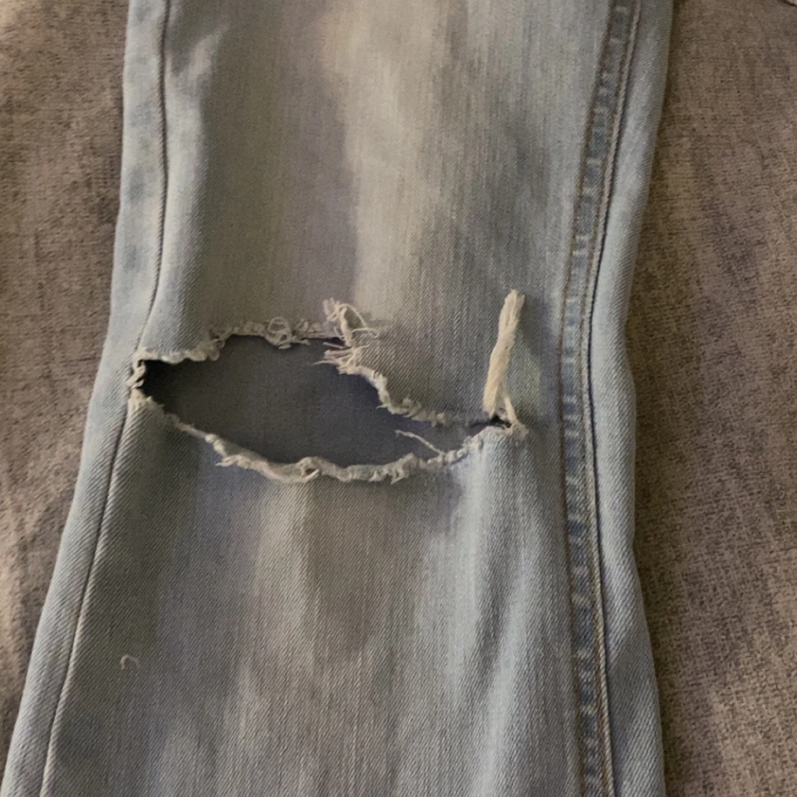 Ljusblå jeans med hål - 4