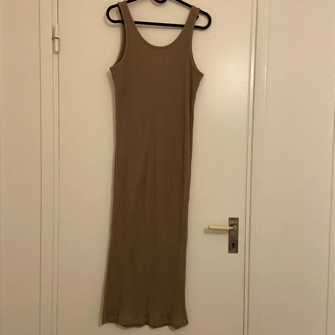 Beige ribbad klänning från H&M - 1