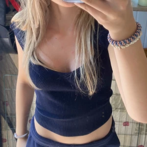 Blå ribbad croppad topp - Snygg svart ribbad topp med korta ärmar och croppad design. Perfekt för en trendig look.