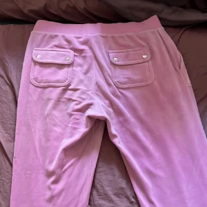 Rosa mjukis sätt från Juicy Couture - Säljer ett rosa sett från Juicy Couture, använt några gånger men inga skador. 