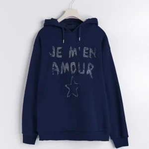 Mörkblå hoodie med text och stjärna - Snygg mörkblå hoodie med texten 'JE M'EN AMOUR' och en stjärna på framsidan. Perfekt för en avslappnad stil med sin bekväma passform och huva med dragsko.