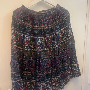 Mönstrad kjol  - Mönstrad retro kjol med knäppning  Oanvänd  Storlek 38