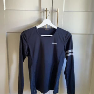 Stronger tränings tröja - Säljer denna träningströjan från stronger i storlek xs då den inte används längre  Köpt för 599