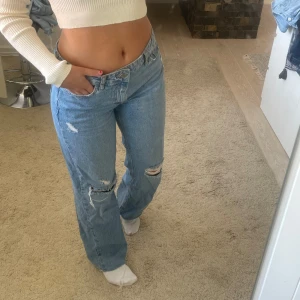 Lågmidjade jeans - Lågmidjade jeans från Zara i storlek 36. Endast använda fåtal gånger!😊