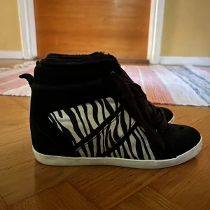 Skitsnygga isabel marant liknande skor med kilklack och zebramönster från Zara - Skitsnygga isabel marant liknande skor med kilklack och zebramönster från Zara! Storlek 38❤️ Perfekta till hösten! Använda men i allmänt bra skick❤️