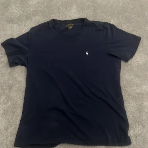 Ralph lauren t ishrt  - En Ralph lauren tishrt i storlek M 175  Marinblå