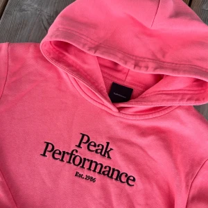 Rosa hoodie från Peak Performance - Säljer en snygg och bekväm korallrosa hoodie från Peak Performance. Som ny! 