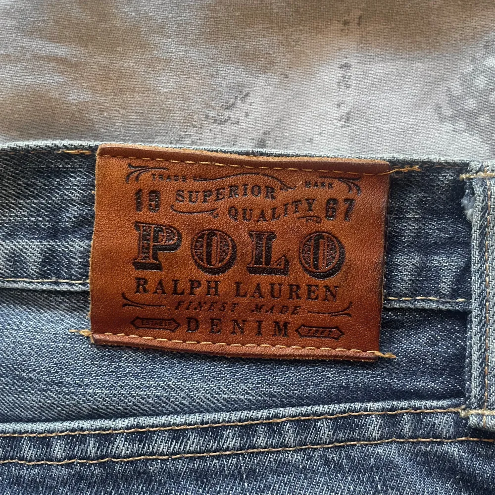 Ett par feta Ralph lauren jeans med en galen wash, snygga slitningar, färgstänk och andra detaljer. Storlek 34/34 men passar mindre. Mycket bra skick. Skriv i DM om intresserad/frågor. Kan även skicka fler bilder samt mått. Pris kan diskuteras.. Jeans & Byxor.