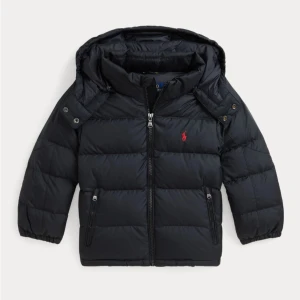 Ralph lauren jacka - Säljer min ass snygga vinter jacka ifrån Ralph lauren! Säljer då den tyvärr inte kommer till användning längre, nypris: 4500. Inga defekter men saken man hänger jackan i är tyvärr sönder. Hör av er vid intresse eller om ni har några frågor💗