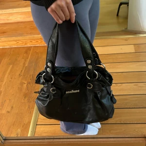 Skolväska  - Fin väska i bra skick, vet ej märket. Lite slitage på baksidan (se sista bilden)