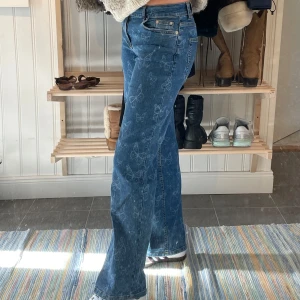 Low waisted Jeans  - Low waisted jeans med svagt ljusblå fjärilar🦋Jeansen är i jättebra skick utan några tecken på användning! Skriv till mig för byxornas exakta mått!