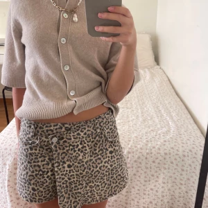 Leopard jeanskjol - Snygg jeanskjol med leopardmönster