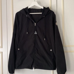 Moncler windbreaker  - Tjena, säljer denna feta moncler windbreaker jackan, skick 10/10, om man bortser smutset på bild 5, smutset går säkert att tvätta bort men då jag ej orkat göra de, QR kod och NFC fungerar, vid frågor är det bara att höra av sig