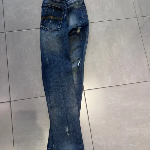 Nudie jeans grim tim - Unika nudie jeans, slim Jim är modellen men sitter som grim tims! 