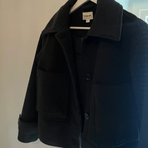 Svart kappa från Kappahl - Svart Höst / Vinter Kappa ifrån Kappahl . Använd fåtal gånger, inget slitage. 